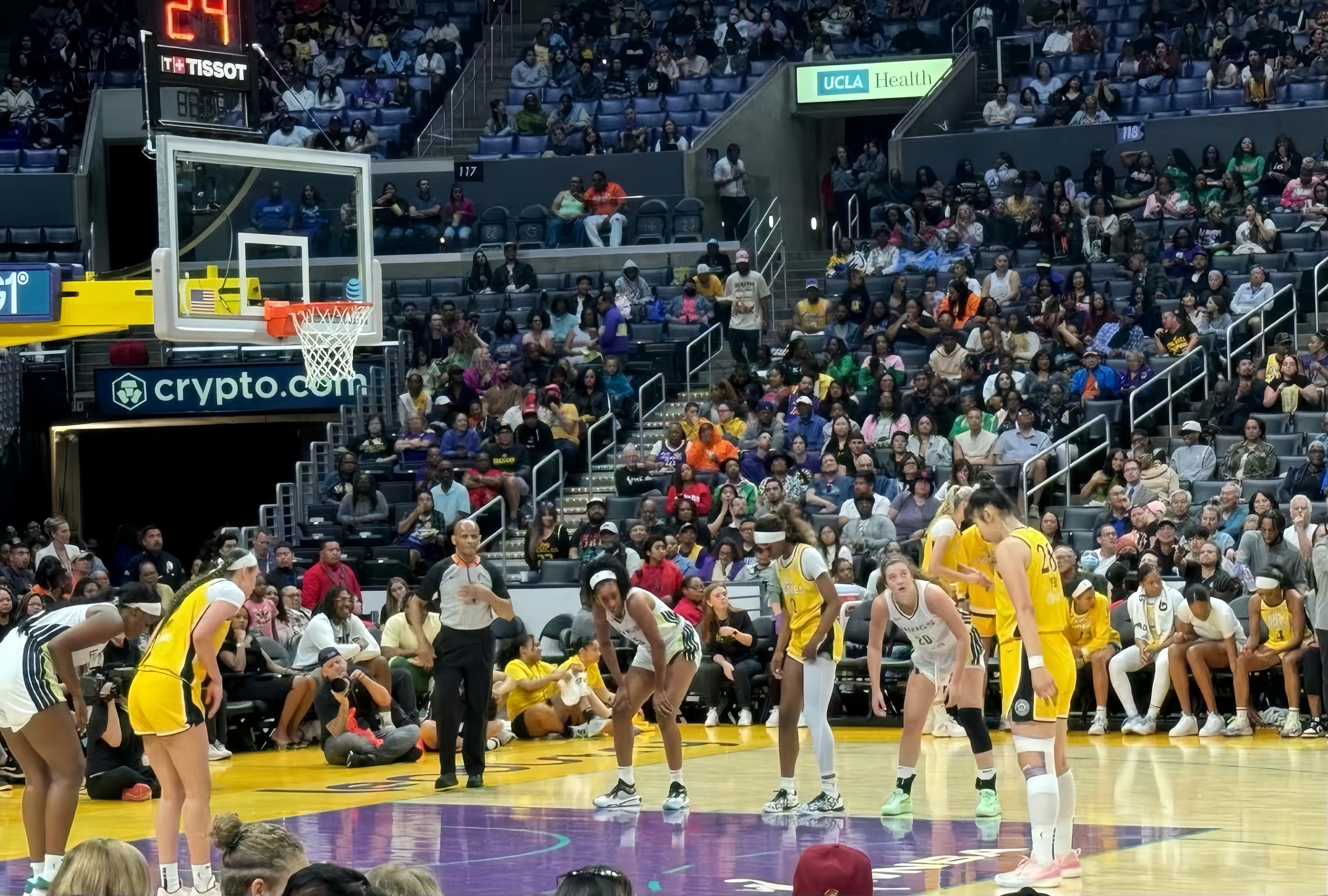 WNBA球员在社交媒体上分享训练日常，展现职业态度的简单介绍